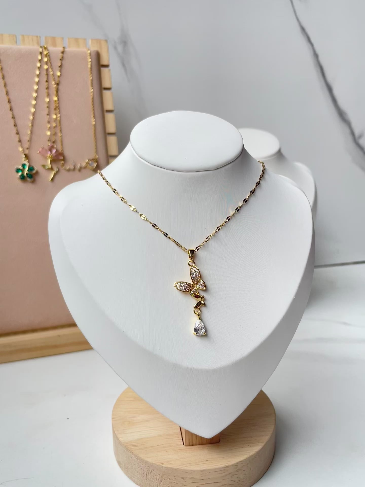 Fluttering Beauty Necklace